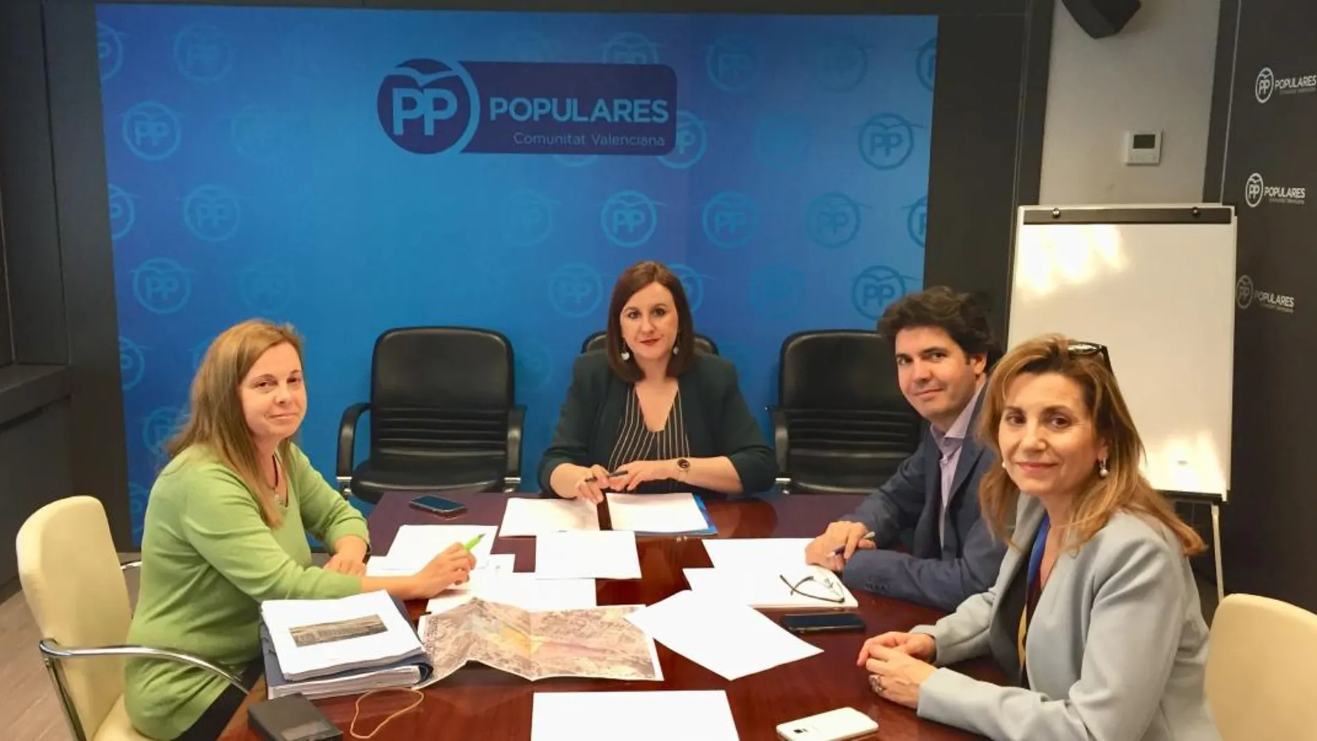 La vicesecretaria de Política Social del PPCV, María José Català, mantuvo ayer una reunión con los portavoces del partido en los municipios de Buñol, Paterna y Lliria