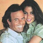 Julio Iglesias, con Vaitiare, que lleva el Cartier modelo Tank