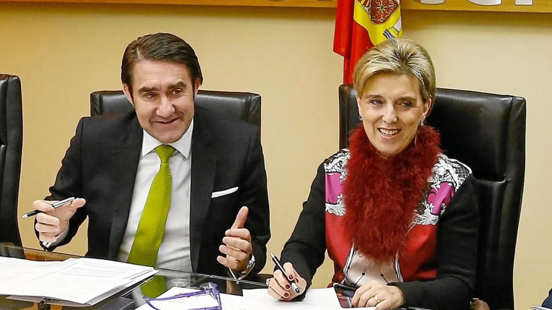 La subdelegada del Gobierno, María José Salgueiro, junto al consejero de Fomento, Juan Carlos Suárez-Quiñones
