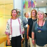 Alicia García junto a Ángeles Armisén y María José Ortega en la ianuguración del CEAS de Aguilar de Campoo.