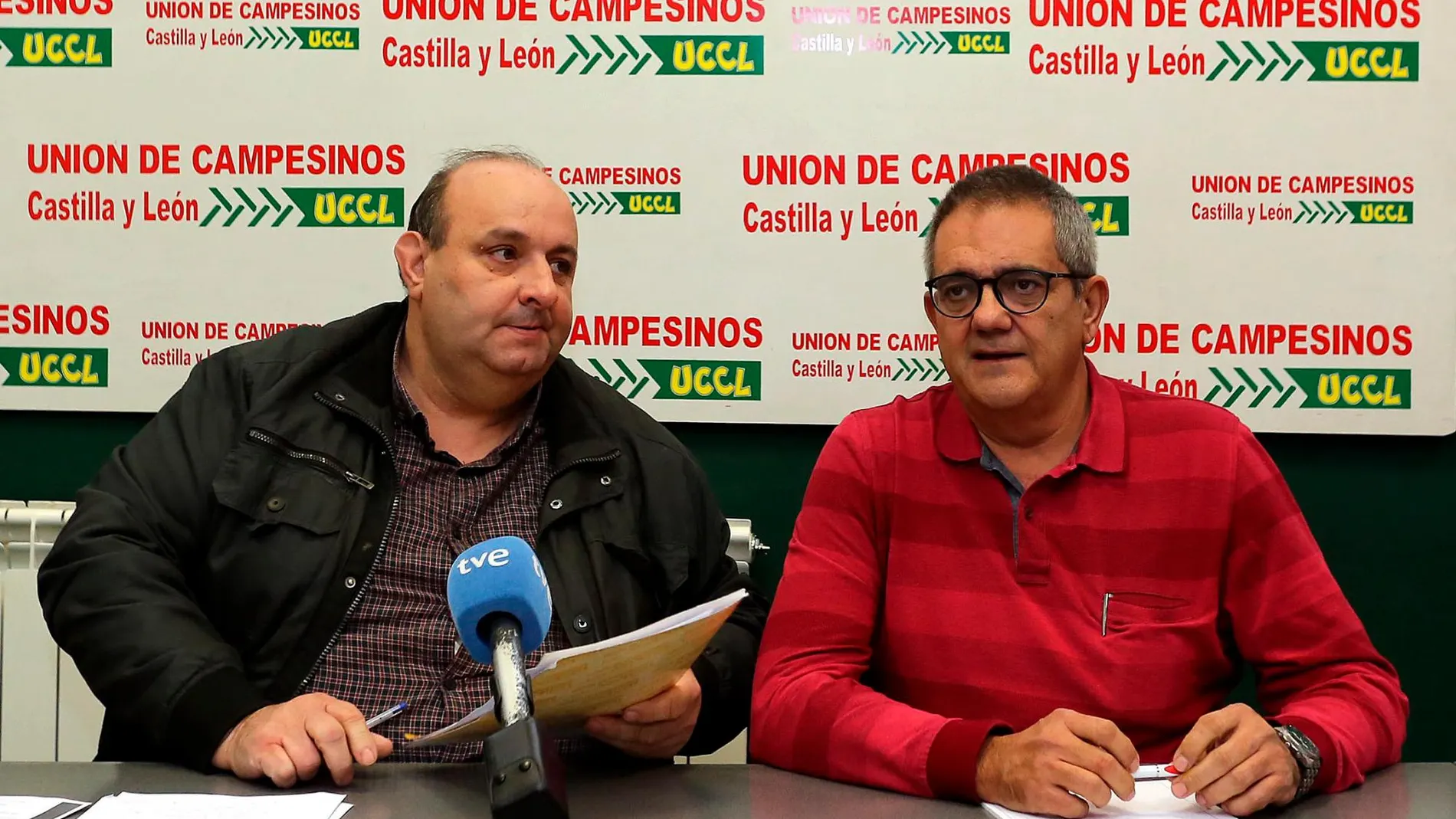 El responsable de remolacha de UCCL, Juan Antonio Rodríguez, y el coordinador de UCCL en Valladolid, Ignacio Arias, explican su posición ante Azucarera