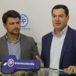 Juanma Moreno compareció ayer con Beltrán Pérez