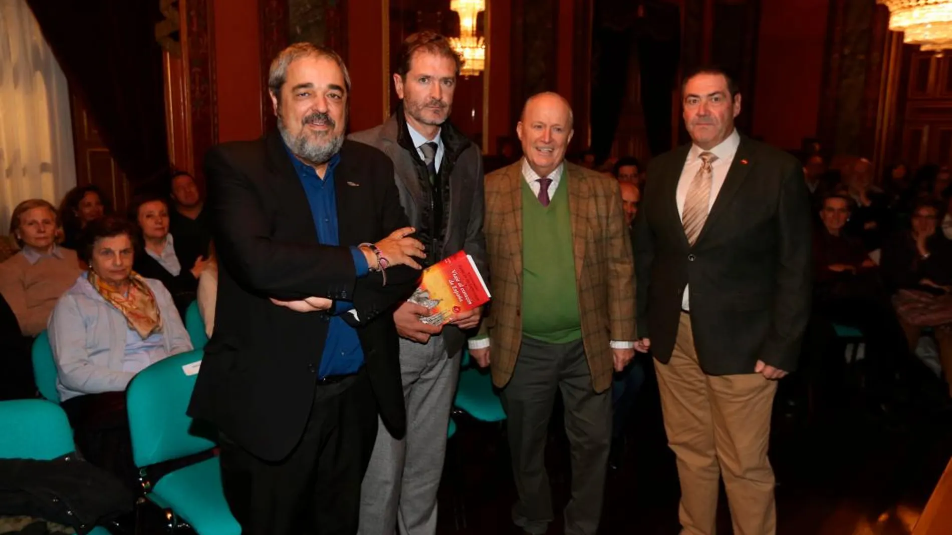 El historiador García de Cortázar junto a Carlos Aganzo, Fernando Conde y el general Rivas Moriana