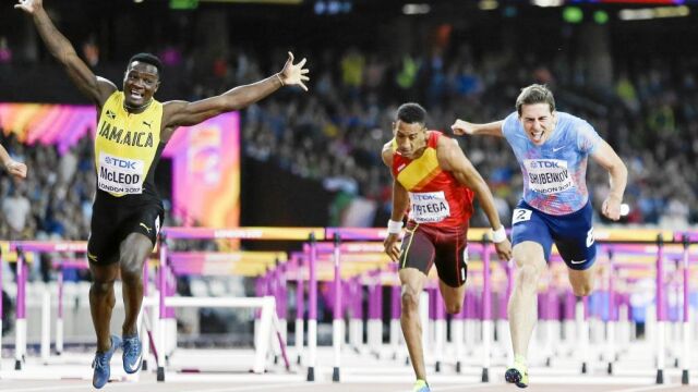 Ortega, al fondo, mientras el jamaicano McLeod celebra su triunfo