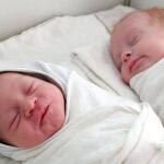 Dos gemelos recién nacidos