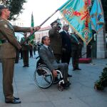 El General Rivas preside la ofrenda floral a los que dieron su vida por España junto al presidente de honor de Aspaym y diputado, Ignacio Tremiño, y Germán Iglesias, patrono de la Fundación