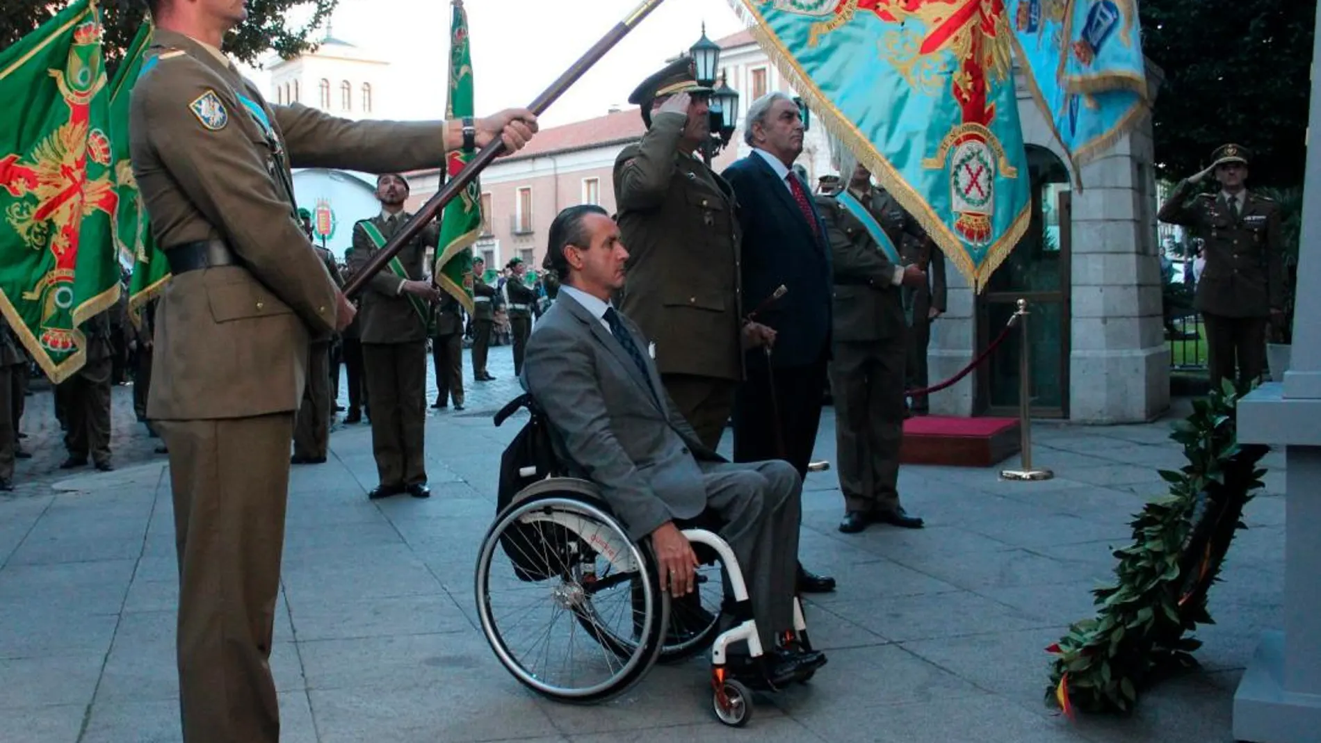 El General Rivas preside la ofrenda floral a los que dieron su vida por España junto al presidente de honor de Aspaym y diputado, Ignacio Tremiño, y Germán Iglesias, patrono de la Fundación