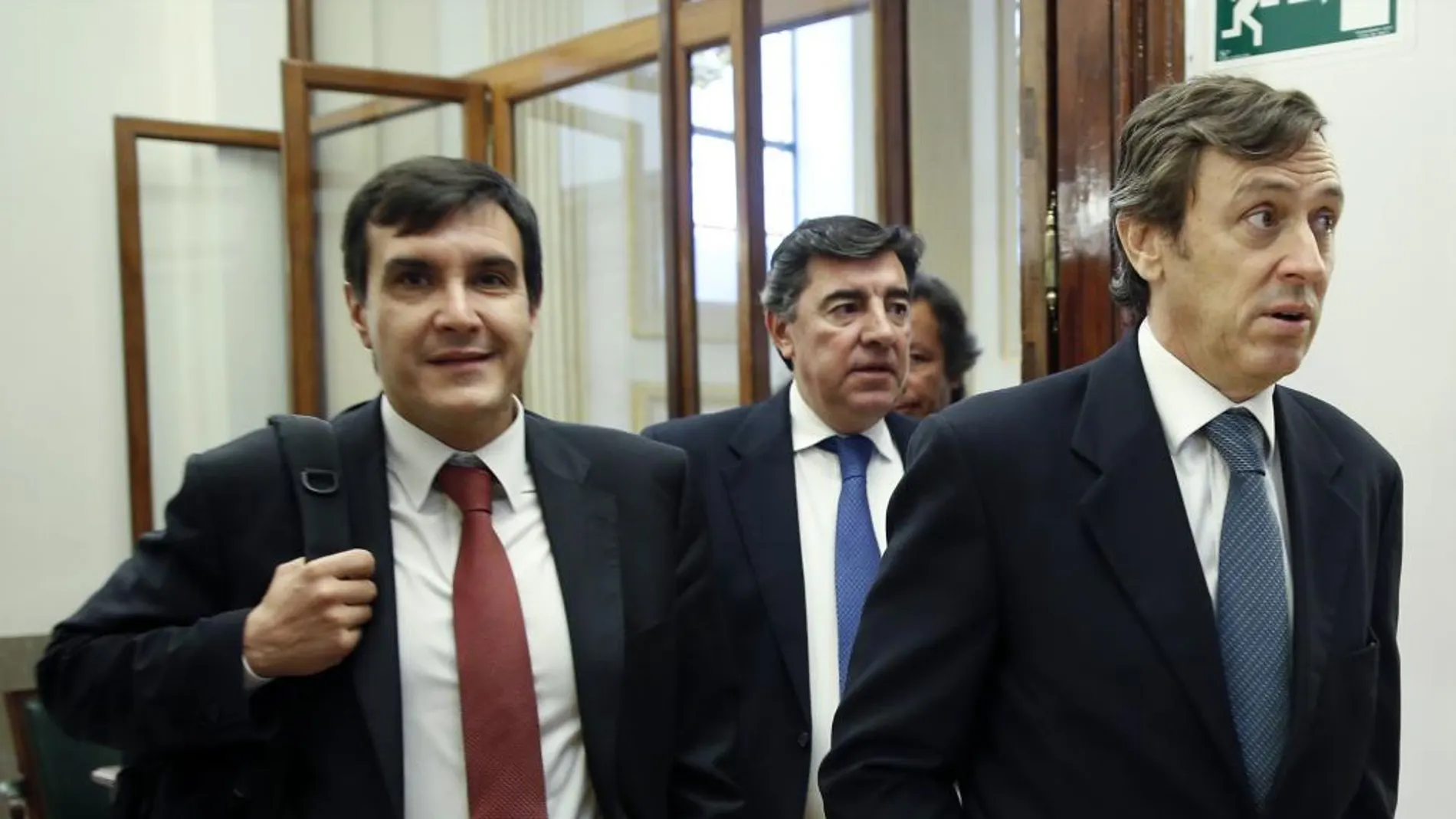 El portavoz del PP en el Congreso, Rafael Hernando; el secretario general del grupo parlamentario popular, José Antonio Bermúdez de Castro, y el secretario de Estado de Relaciones con las Cortes en funciones, José Luis Ayllón (d-i), a su llegada hoy al Congreso