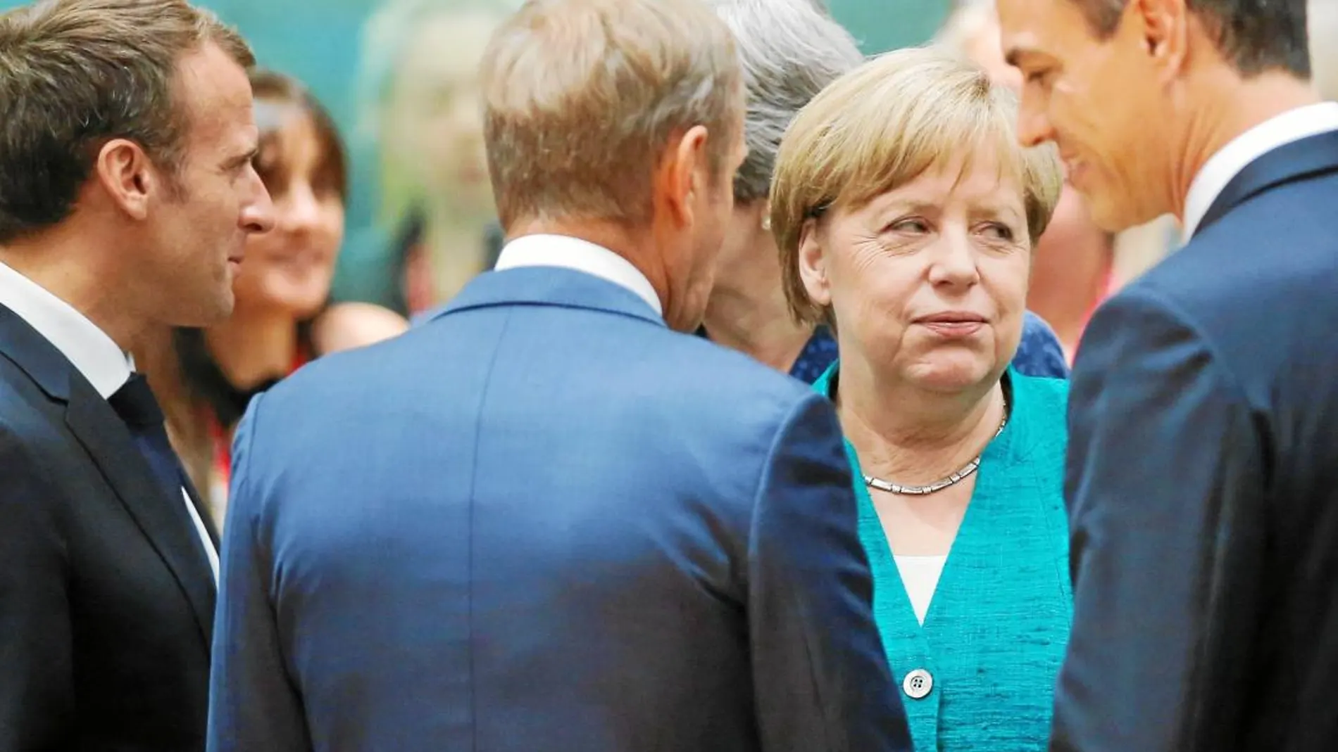 Los halcones de la UE aprovechan la debilidad de Merkel