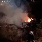  Un camión cargado de galletas se incendia en la A-1 en Somosierra y obliga a cortar dos carriles