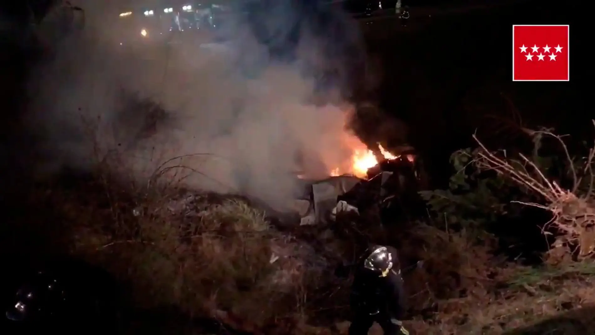 Imagen del camión ardiendo. (Foto: Emergencias Madrid)