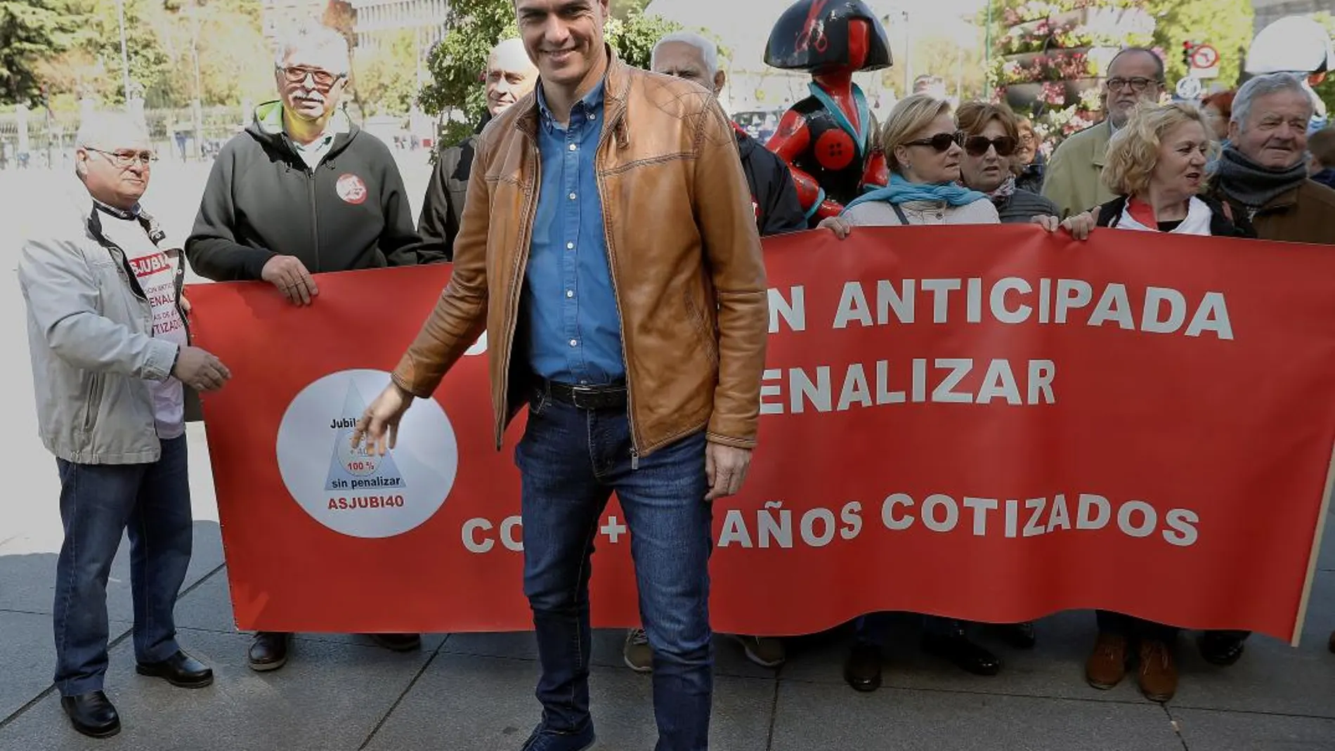 El secretario general del PSOE, Pedro Sánchez, durante su participación en la manifestación celebrada hoy en Madrid con motivo del Primero de Mayo. EFE/Chema Moya