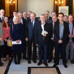 El presidente Herrera, Fernández Carriedo y Gredilla, junto a los representantes de la Fundación Fermín Carnero