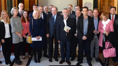El presidente Herrera, Fernández Carriedo y Gredilla, junto a los representantes de la Fundación Fermín Carnero