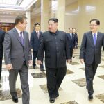 El líder de Corea del Norte Kim Jong-un (c) mientras conversa con el jefe de la Oficina de Seguridad Nacional presidencial de Corea del Sur Chung Eui-yong (d) y miembros de la delegación surcoreana antes de una reunión ayer Pyongyang (Corea del Norte)