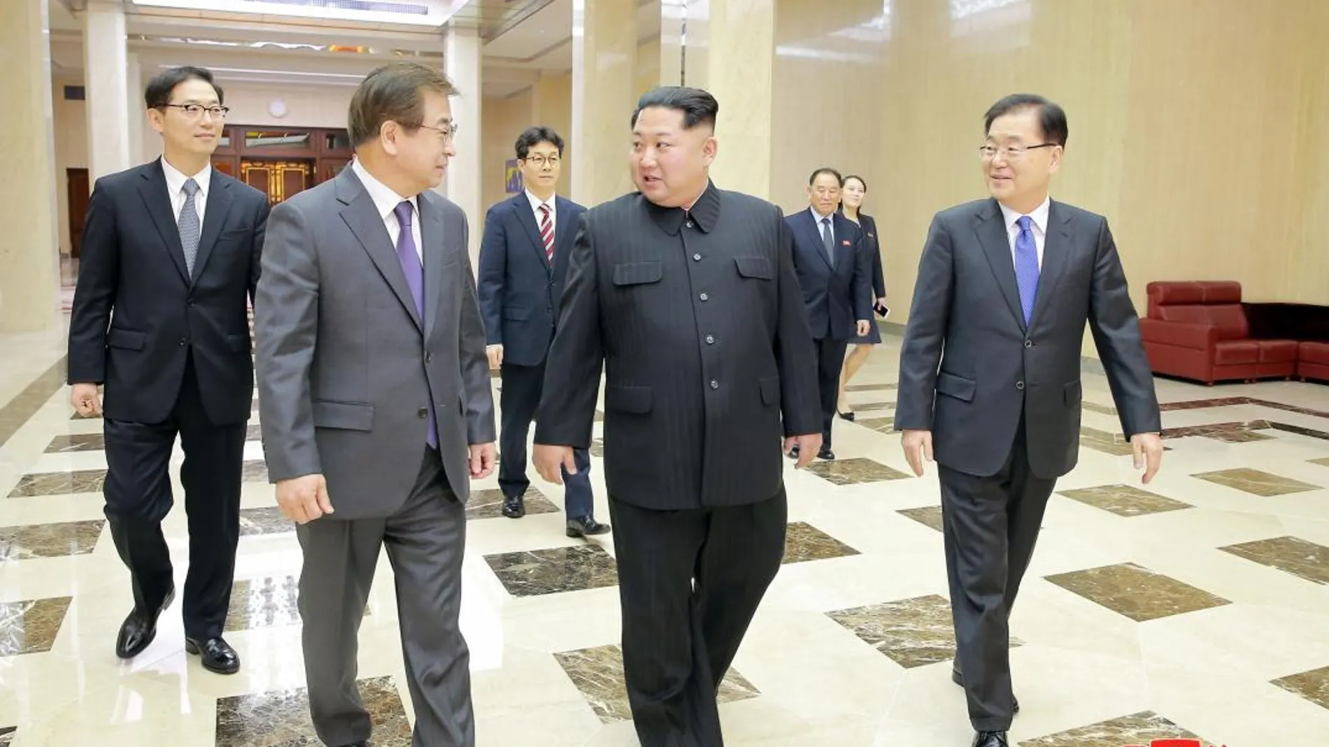 El líder de Corea del Norte Kim Jong-un (c) mientras conversa con el jefe de la Oficina de Seguridad Nacional presidencial de Corea del Sur Chung Eui-yong (d) y miembros de la delegación surcoreana antes de una reunión ayer Pyongyang (Corea del Norte)