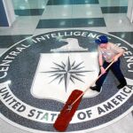 Un empleado de la limpieza trabaja en la sede de la CIA, en Langley (Virginia). La Agencia de Inteligencia perdió su red de informantes en China en apenas tres años