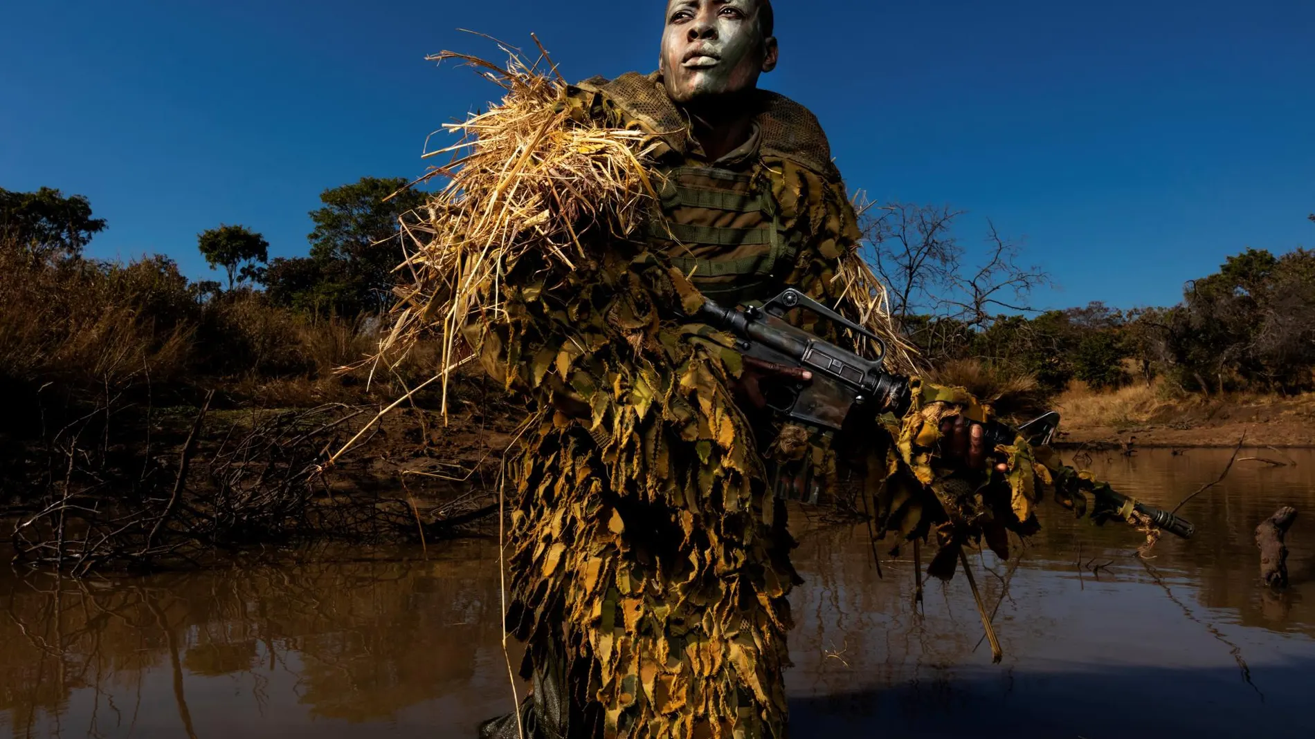 Petronella Chigumbura forma parte de un grupo de guardabosques compuesto únicamente por mujeres que persigue a cazadores furtivos en el parque natural de Phundundu, en Zimbabue. La imagen es de Brent Stirton, fotógrafo de Getty Images y colaborador de National Geographic