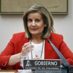 La ministra de Empleo, Fátima Báñez, durante su comparecencia en la Comisión de Empleo para informar de las previsiones del Gobierno para hacer efectiva la prórroga del plan Prepara
