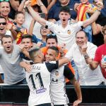 Pereira abraza a Rodrigo tras el segundo gol del Valencia