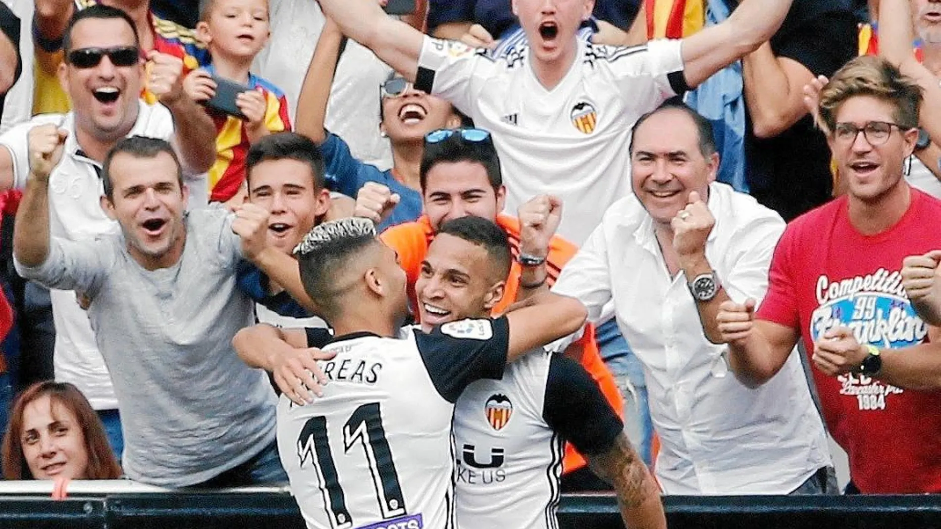 Pereira abraza a Rodrigo tras el segundo gol del Valencia