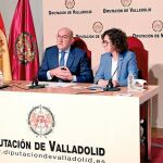 El presidente de la Diputación de Valladolid, Jesús Julio Carnero, explica el programa junto a Belén Martínez