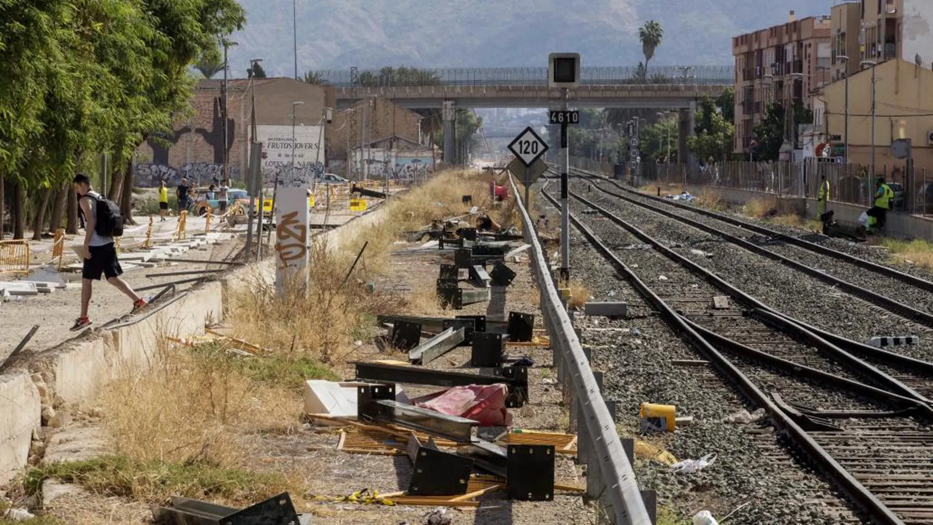 Estado en el que quedaron las vías del tren en el tramo del paso a nivel de Santiago el Mayor tras los disturbios