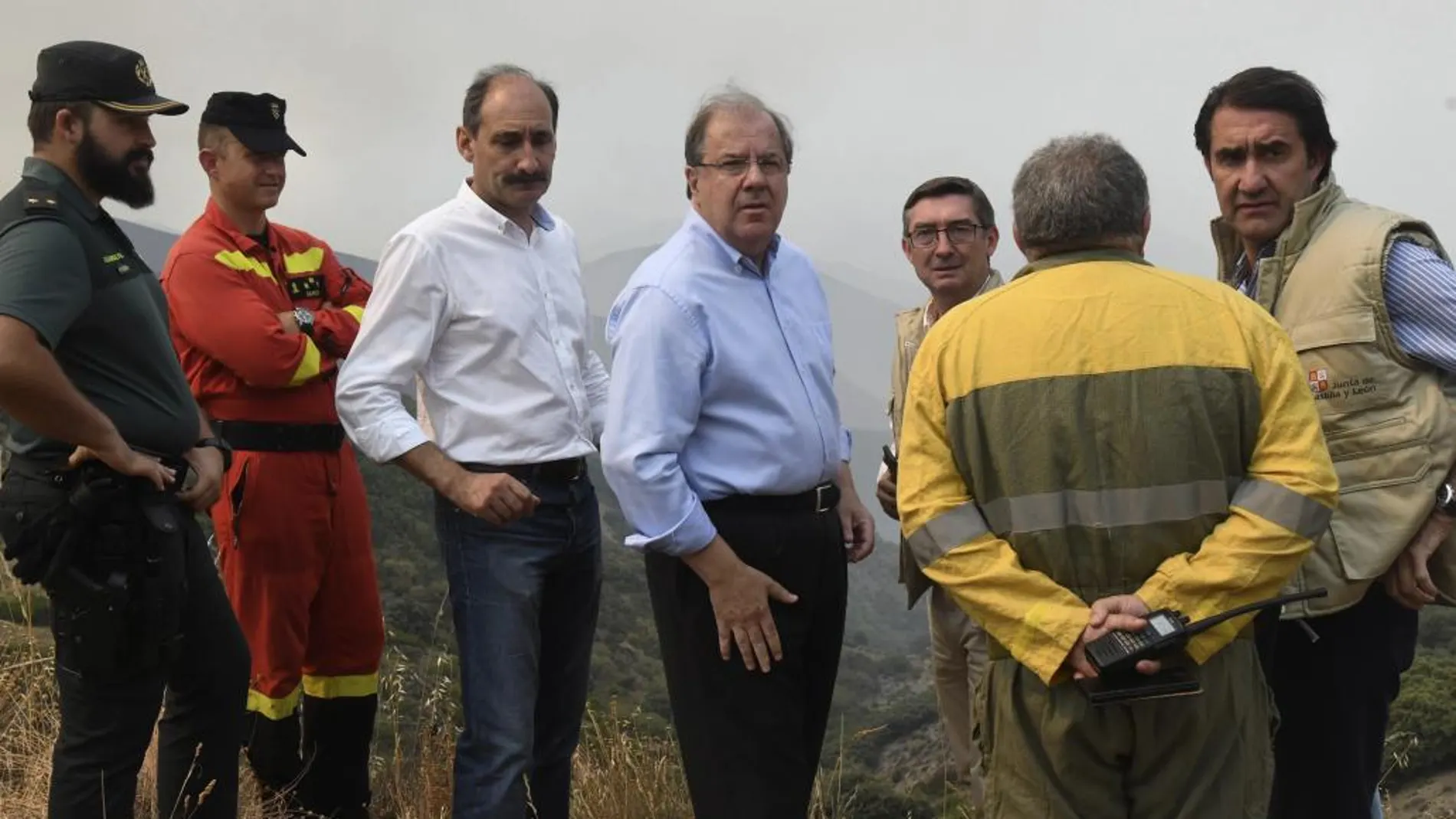 el presidente Juan Vicente Herrera, visita la zona afectada por el incendio, junto al consejero Suárez-Quiñones, entre otros