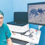 El IVO ha incorporado un microscopio de última generación que analiza los márgenes de las lesiones cancerosas de la piel de manera inmediata / Foto: Kike Taberner