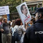 Simpatizantes muestran sendas pancartas a las puertas de la sede del PSOE, en la madrileña calle Ferraz