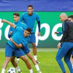 Casemiro, en el entrenamiento de ayer en Dortmund, junto a Zidane