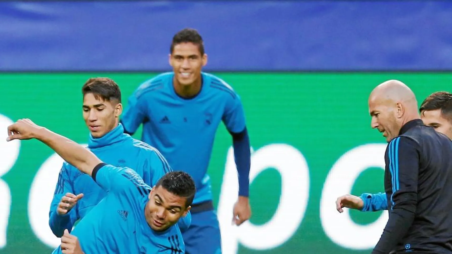 Casemiro, en el entrenamiento de ayer en Dortmund, junto a Zidane