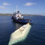 Este dispositivo transporta agua dulce por el mar, lo que permite abastecer a poblaciones costeras o islas con dificultades de suministro.