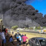 El incendio de la fábrica del Grupo Ybarra en Dos Hermanas quedó ayer controlado en su totalidad. En sus instalaciones trabajaban al menos 200 empleados