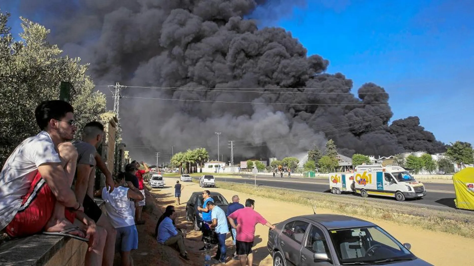 El incendio de la fábrica del Grupo Ybarra en Dos Hermanas quedó ayer controlado en su totalidad. En sus instalaciones trabajaban al menos 200 empleados