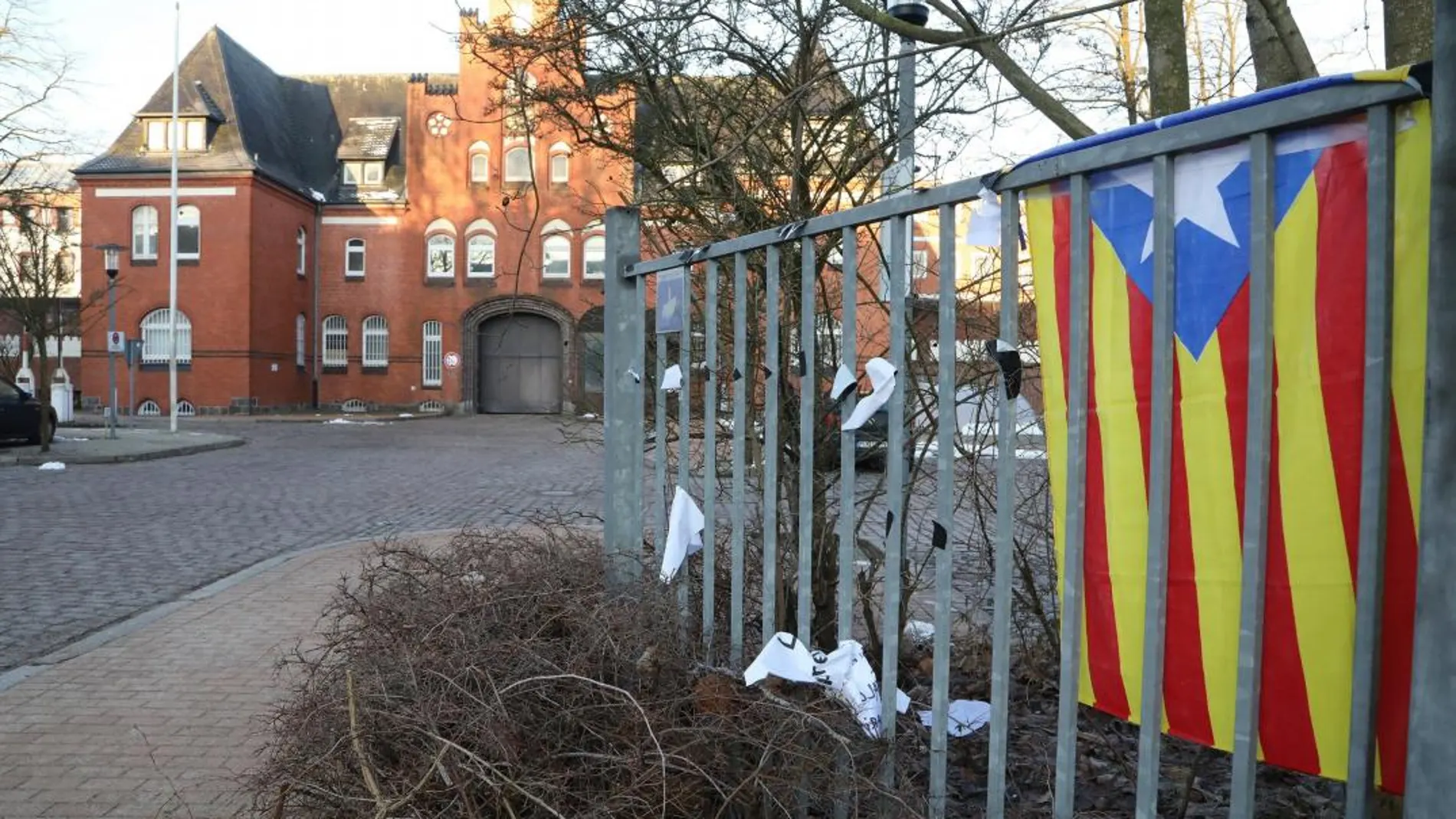 Una estelada (izq) colocada cerca de la prisión de Neumünster (Alemania), donde el expresidente de la Generalitat catalana Carles Puigdemont permanece detenido