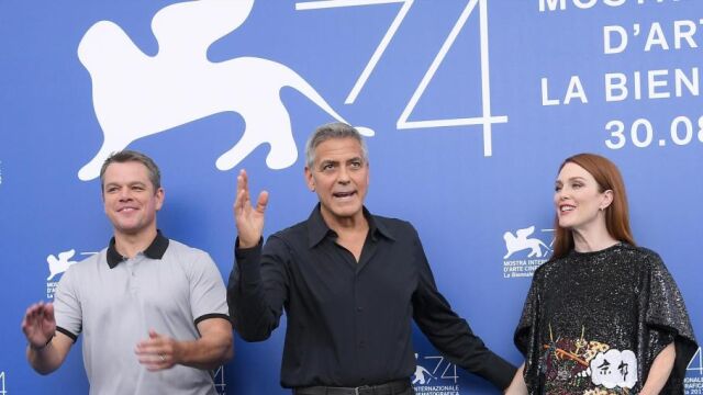 George Clooney, Matt Damon y Julianne Moore durante el photocall en Venecia.