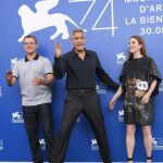 George Clooney, Matt Damon y Julianne Moore durante el photocall en Venecia.