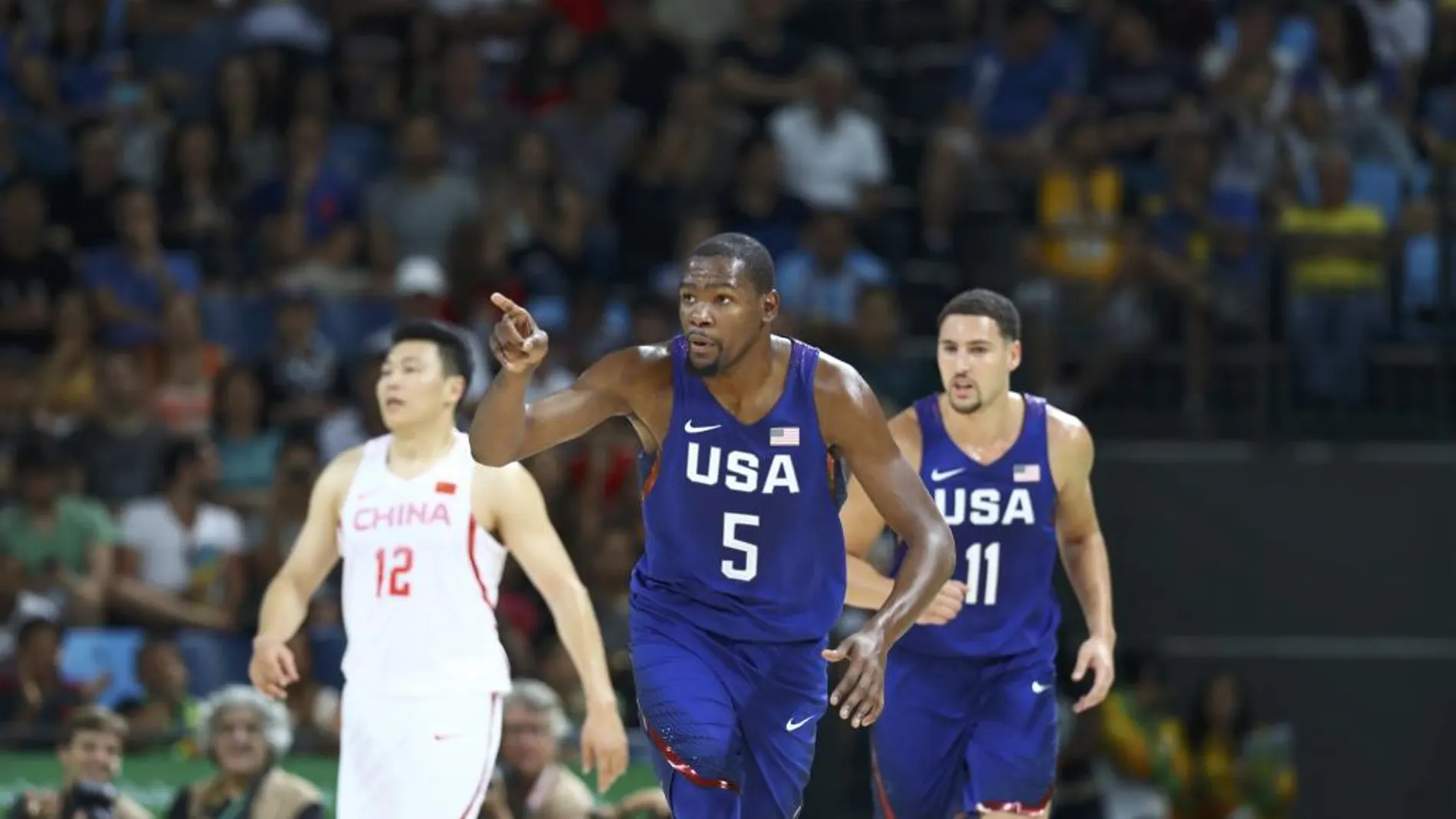 Kevin Durant durante el partido junto a Li Gen de China y el norteamericano Klay Thompson