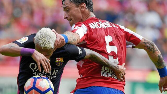 Amorebieta y Neymar tuvieron una dura batalla durante todo el encuentro
