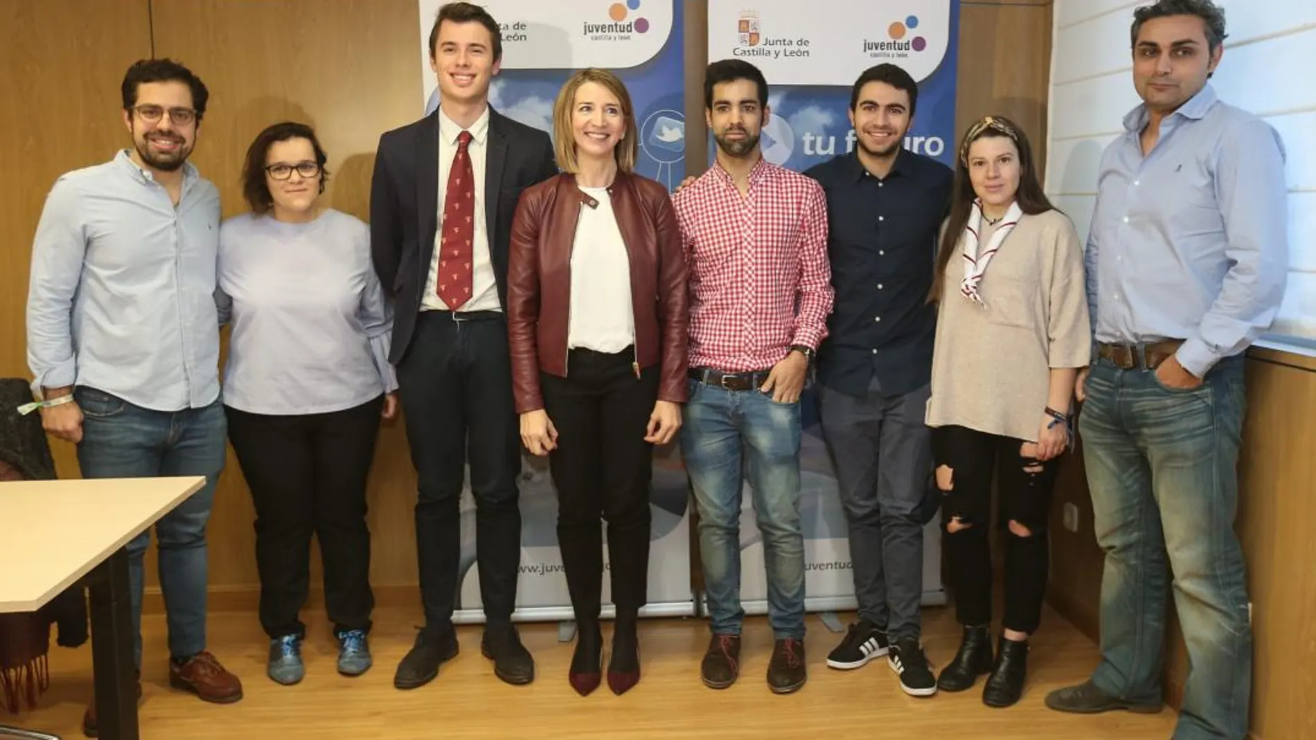 Alicia García junto a Víctor Nuñez y el resto de miembros de la Comisión Permanente del Consejo de la Juventud