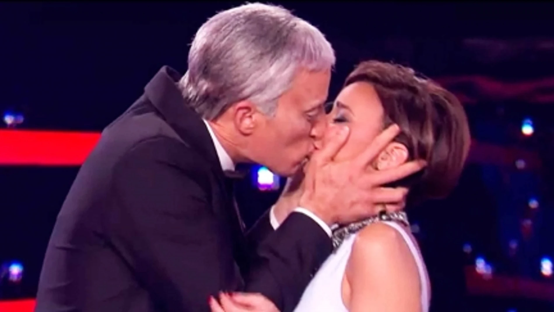 El beso sin «cobra» entre Pablo Puyol y Chenoa en «Tu Cara Me Suena»