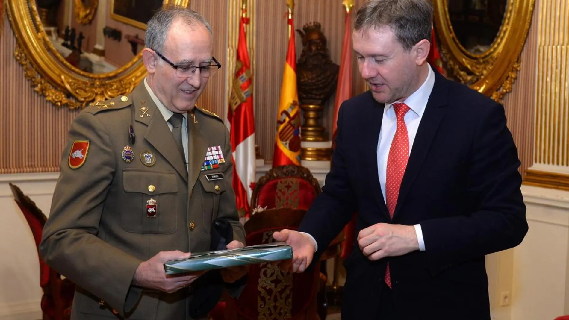 Javier Lacalle junto a Manuel Romero Carril en el Ayuntamiento de Burgos