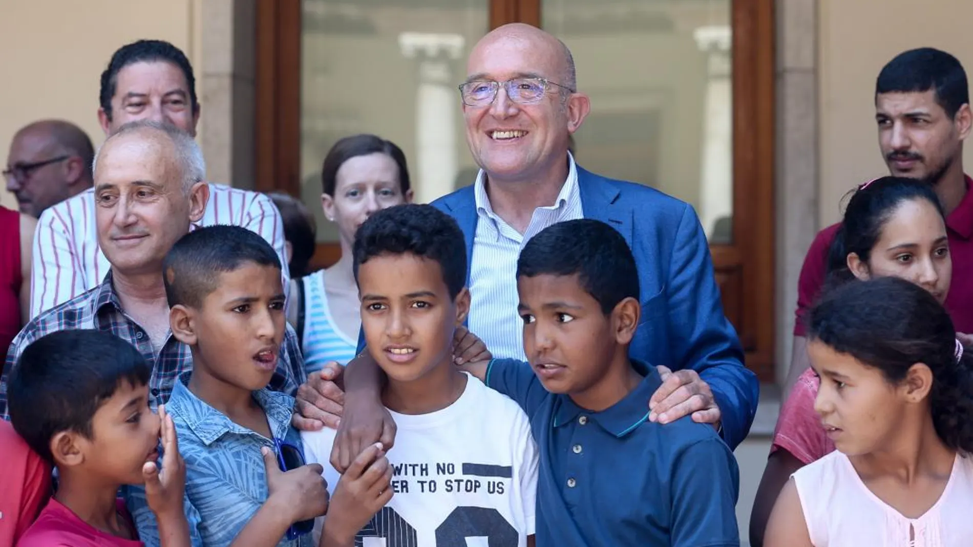 Jesús Julio Carnero con varios de los niños saharauis