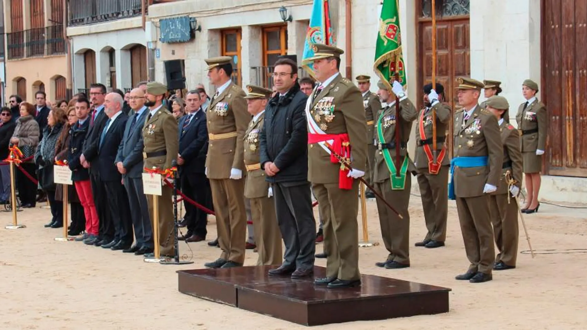 El general José Rivas Moriana, Jefe de la Cuarta Subinspección General del Ejército y Comandante militar de Valladolid y Palencia, acompañado por el alcalde de Peñafiel, Roberto Díez, preside el acto