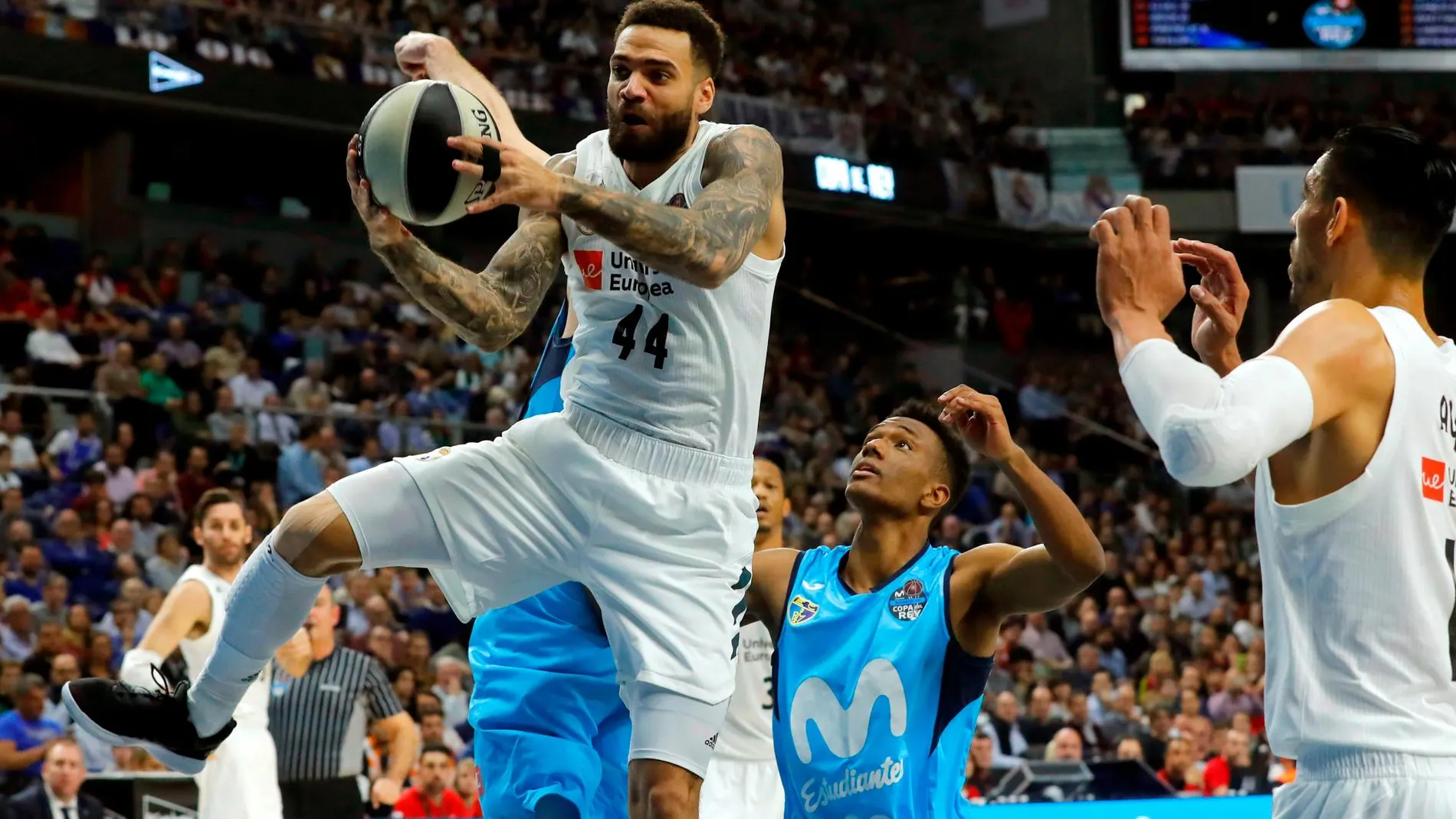 El alero sueco del Real Madrid, Jeffery Taylor (i), durante el partido de cuartos de final de la Copa del Rey