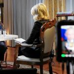 El presidente ruso, Vladimir Putin, que ganó el domingo las elecciones una vez más, durante una entrevista con la reportera de la NBC en Kaliningrado (Rusia)