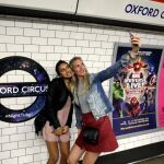 Unas chicas se hacen un sefie en la estación de Oxford Circus