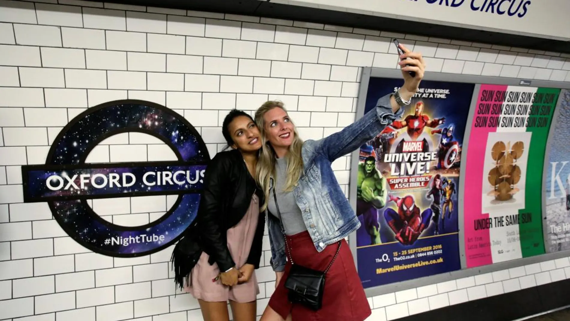 Unas chicas se hacen un sefie en la estación de Oxford Circus