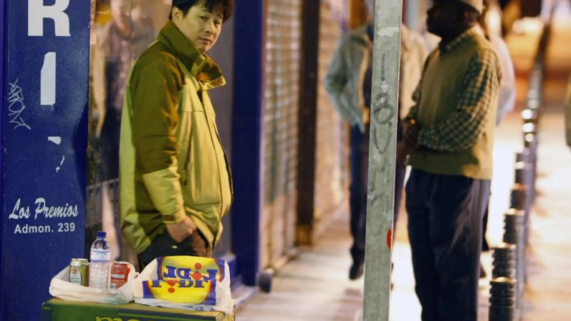 Los «lateros» suelen colocarse cerca de los establecimientos de ocio nocturno para captar clientes a la salida o en plazas donde se practica botellón